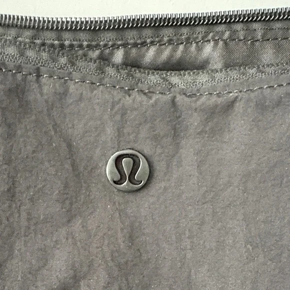 Lululemon slouchy sling bag LARGE 13L NWT - Picture 6 of 6
